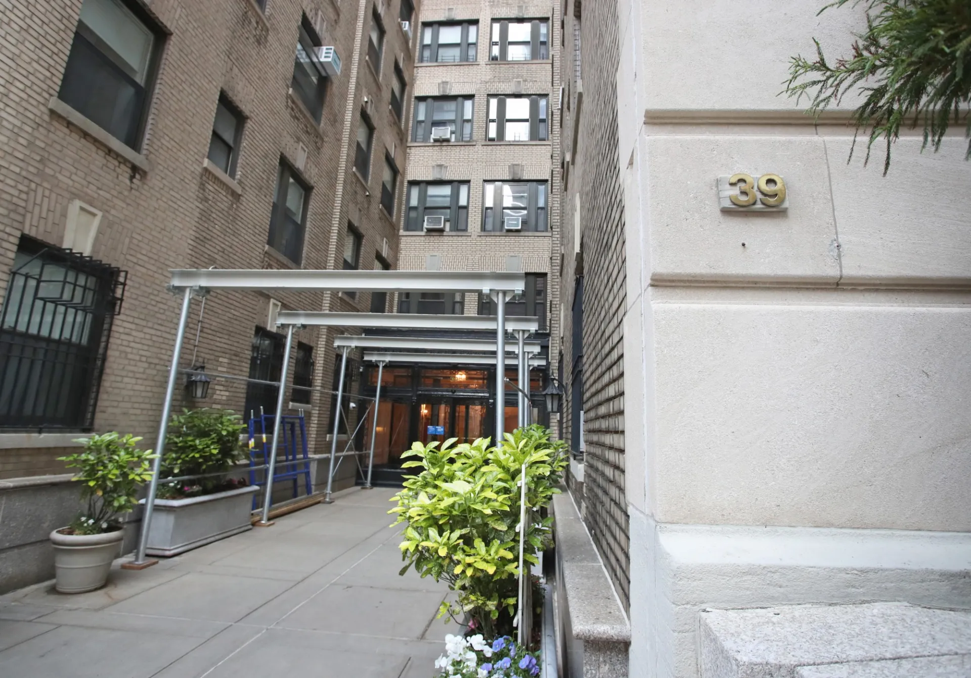 39 Claremont  Avenue Entrance