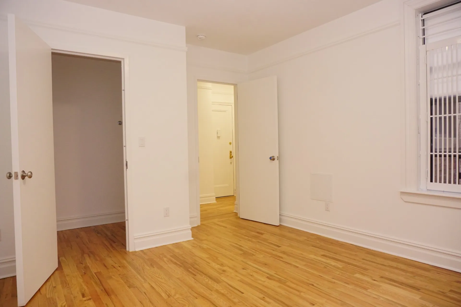 Example of a one-bedroom couple apartment - bedroom view
